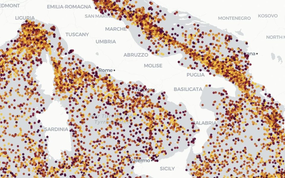 Map of satellite oil-spill alerts, shown as coloured dots across the seas around Italy