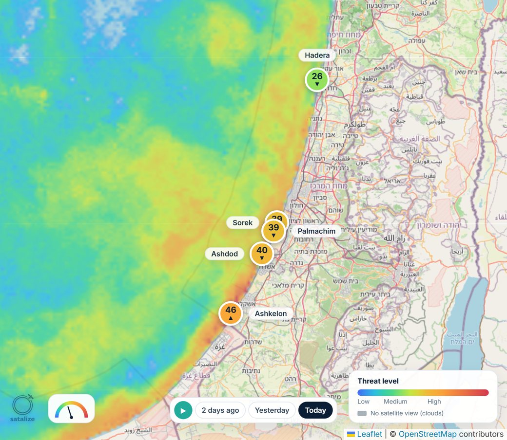 Screenshot of the Satalize Intake Water Index: a map of Israel's coast colored from blue (low) to red (high), with the daily threat level of each desalination plant intake
